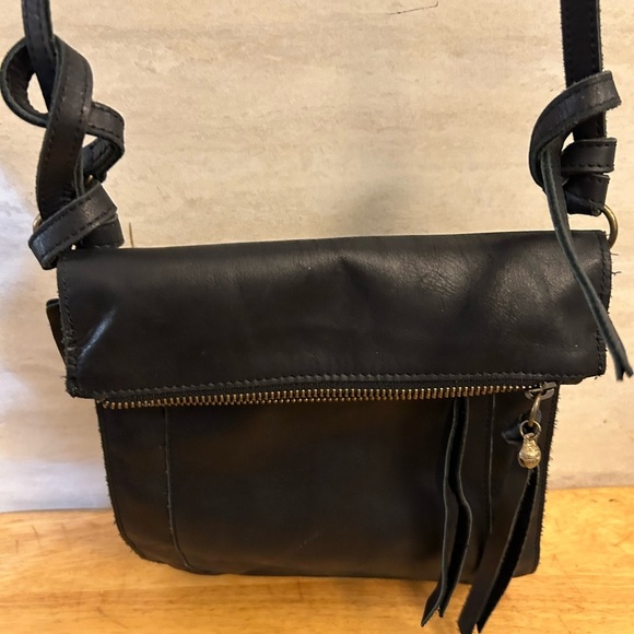 Chen & Derington Chic Black Leather Crossbody Bag - Picture 2 of 10